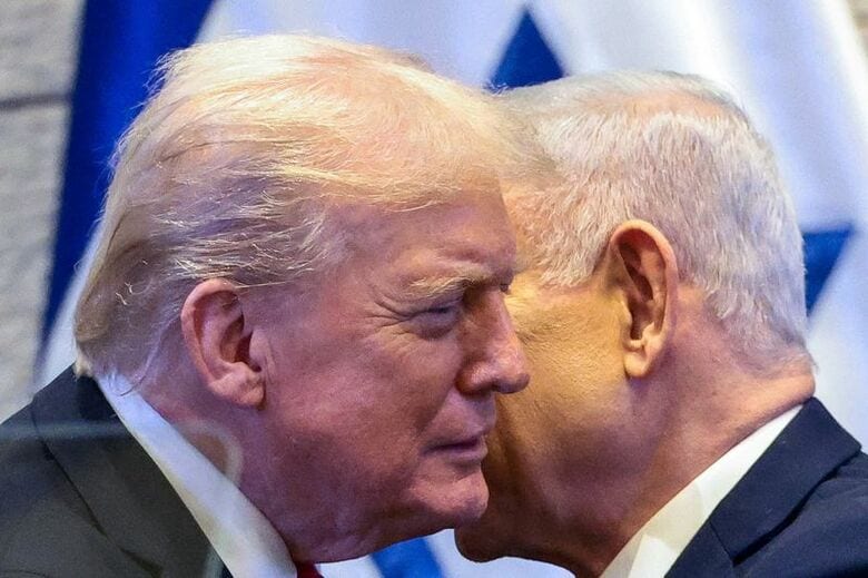 トランプ米大統領（左）とイスラエルのネタニヤフ首相。2025年10月13日、エルサレムで撮影。REUTERS/Evelyn Hockstein/Pool/File Photo