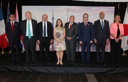 　４月２２日、カナダのトロントで開かれている主要７カ国（Ｇ７）外相会合は、平和と安全を脅かすロシアの行動に反対する立場で一致した。会合初日、記念撮影する出席各国の外相ら（２０１８年　ロイター／Fred Thornhill）