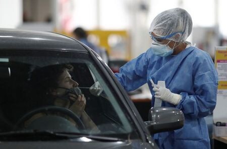 世界保健機関（ＷＨＯ）の米州事務局である汎米保健機構（ＰＡＨＯ）のエティエンヌ事務局長は１３日、米州ほぼ全ての国で新型コロナウイルス感染者数が急増しており、制限措置を緩和すれば、「２０２１年の状況は昨年から一層悪化する恐れがある」と警告した。ブエノスアイレスで１２日撮影（２０２１年　ロイター/AGUSTIN MARCARIAN）