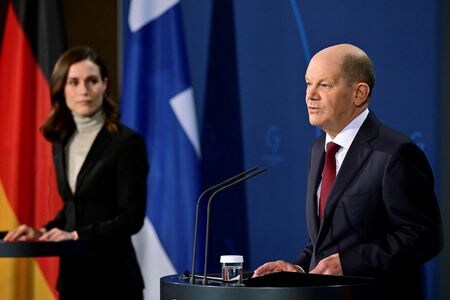 　３月１６日、ドイツのショルツ首相は、フィンランドが北大西洋条約機構（ＮＡＴＯ）加盟に関心を示せば歓迎すると述べた。写真はショルツ独首相（写真右）とフィンランドのサンナ・マリーン首相。１６日、ベルリンで代表撮影（２０２２年　ロイター）