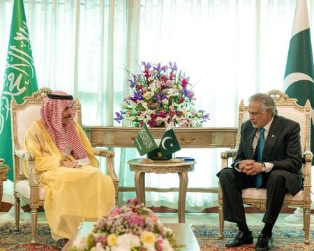 写真はイスラマバードで会談するサウジアラビアのファイサル外相とパキスタンのダル外相。3月29日撮影。サウジ通信社提供。REUTERS