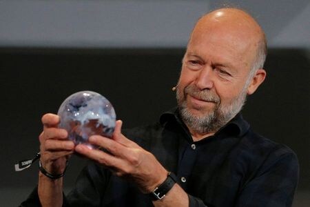 　４月２０日、　米科学者のジェームズ・ハンセン氏は１９８８年、地球温暖化に関する自分の研究について米議会で証言した。写真は２０１７年７月、マサチューセッツ工科大で式典に出席するハンセン氏（２０２１年　ロイター/Brian Snyder）
