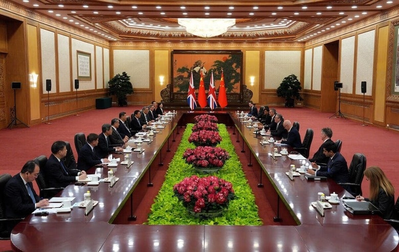 まるで「朝貢」？　8年ぶりに中国を訪問した英首相スターマーと習近平国家主席が会談（1月29日、北京）Carl Court/Pool via REUTERS