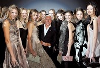 「動けるスーツ」を生んだ、巨匠アルマーニの「美の遺産」...自由としなやかさを纏わせた男の50年とは？