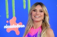 ハイディ・クルム、光沢ある「密着ドレス」を披露...クルムの体を「カーブや凹凸まで忠実に再現」