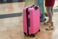 これぞ「天才の発想」...スーツケース片手に長い階段の前に立つ女性が取った「驚きの行動」にSNSでは称賛の嵐