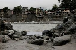 インド・ネパールで新たに洪水と地滑り、70人死亡　鉄砲水に警戒