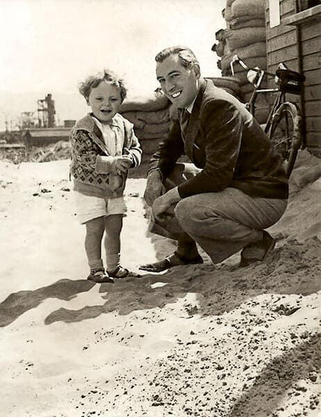 父と一緒に写る　ホプキンス個人所蔵