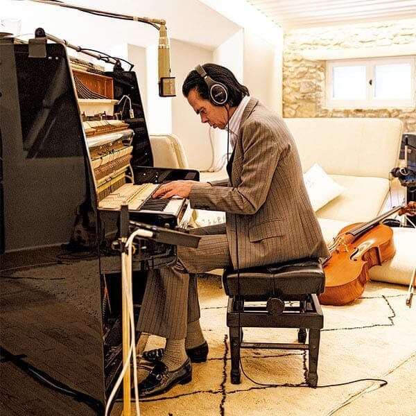 ピアノを弾くニック・ケイヴ