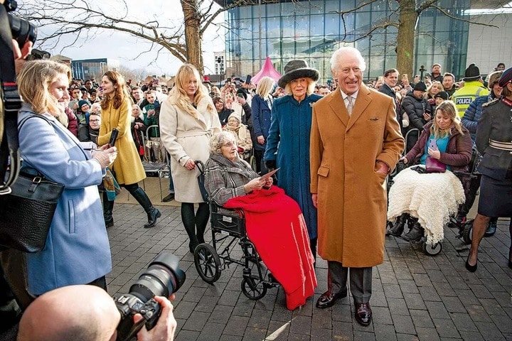 英ミドルズブラで100歳を迎えたグラフトンにお祝いのカードを渡した癌治療中の国王チャールズ