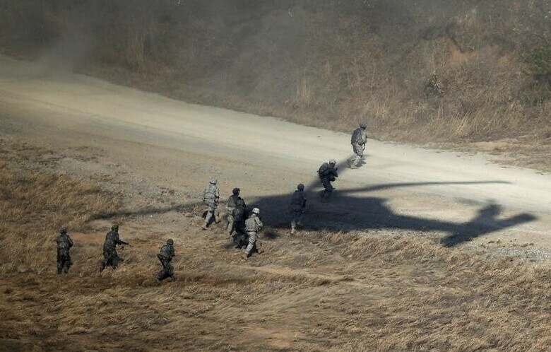 ３月１日、米韓両軍は、北朝鮮の脅威に備えた定例の合同野外機動訓練「フォールイーグル」を開始した。写真は演習に参加する米軍と韓国軍の兵士。北朝鮮との間にある非武装地帯に近い韓国ポチョンの演習場で２０１５年３月撮影（２０１７年　ロイター／Kim Hong-Ji）