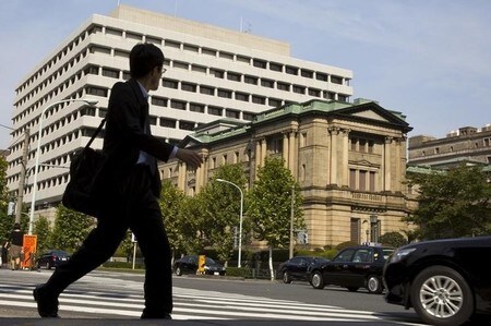 　８月２日、日銀（写真）が発表した市中の現金と金融機関の手元資金を示す日銀当座預金残高の合計であるマネタリーベース（資金供給量）の７月末の残高は４６８兆３４４４億円となり、過去最高を更新した。２０１５年１０月撮影（２０１７年　ロイター/Thomas Peter）