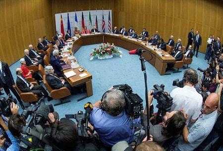 イランと米国の両政府は２日、イラン核合意の回復に向けた当事国交渉の一環として、６日からウィーンで間接的に協議することを明らかにした。２０１５年の核合意、提供写真。（２０２１年　ロイター）