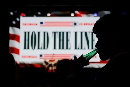米南部ジョージア州で５日、連邦議会上院の勢力図を決める２議席を巡って決戦投票が行われ、開票速報によると大接戦になっている。写真は、上院選をテーマにしたアトランタ市のイベント会場で2021年1月5日に撮影。（2021年　ロイター／Brian Snyder）
