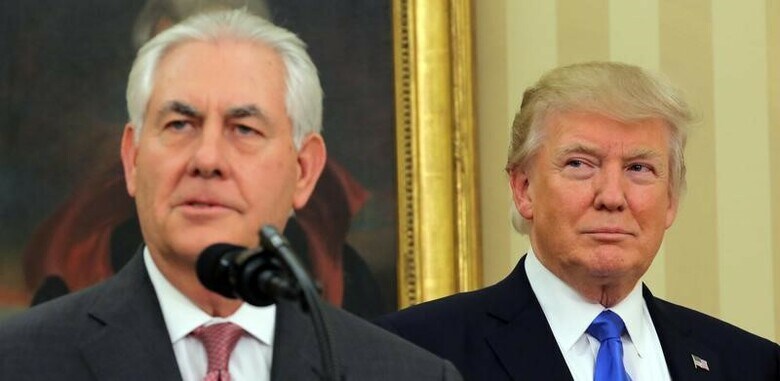 ５月１１日、地球温暖化対策などを話し合う北極評議会の閣僚級会合が、米アラスカ州で開かれ、ティラーソン米国務長官（写真左）は国際的枠組み「パリ協定」を認める文書に署名した。写真右はトランプ米大統領。ワシントンで２月撮影（２０１７年　ロイター／Carlos Barria）