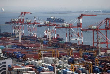 　２月８日、財務省が発表した国際収支状況によると、１２月の経常収支は１兆１６５６億円の黒字となった。　写真は東京の港湾に並ぶコンテナ。２０１８年３月撮影（２０２１年　ロイター／Issei Kato）