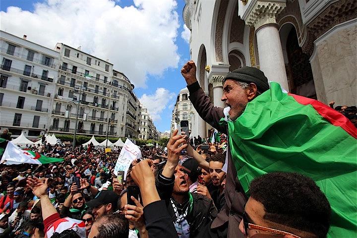 アフリカのアルジェリアとスーダンでは国民の支持を失った長期政権を軍が倒したが、2011年の中東民主化運動「アラブの春」後に改革が進まなかった他のアラブ諸国の動向をなぞっているように映る。アルジェで10日撮影（2019年　ロイター/Ramzi Boudina）