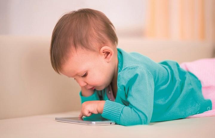 最新機器があふれる現代では画面を見せないのではなくどう使わせるかが重要に　TIPLYASHINA EVGENIYA／SHUTTERSTOCK