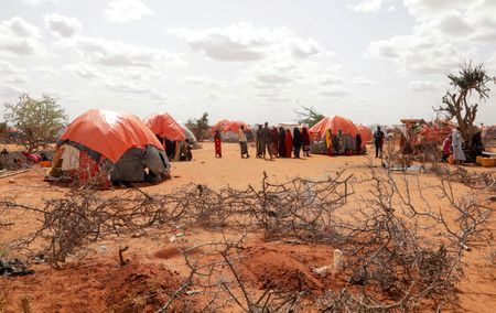 　アフリカ東部のソマリアで約２１万３０００人が飢餓に直面していると、国連機関が６日発表した。写真は飢餓で死亡した姉妹の墓。５月にソマリアで撮影（２０２２年　ロイター/Feisal Omar）