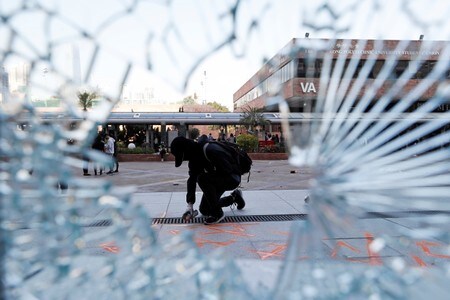 　１１月１１日、香港で１１日、警官がデモ隊に実弾を発砲し、１人が負傷した。写真は香港で地面にスプレーペイントを塗る抗議者（２０１９年　ロイター/Shannon Stapleton）