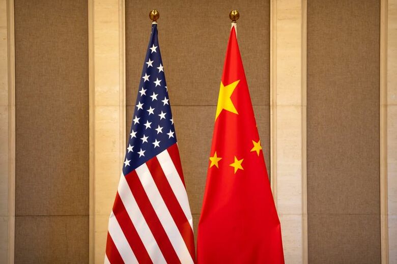 写真は米中の国旗。2023年7月、北京市内で代表撮影。REUTERS