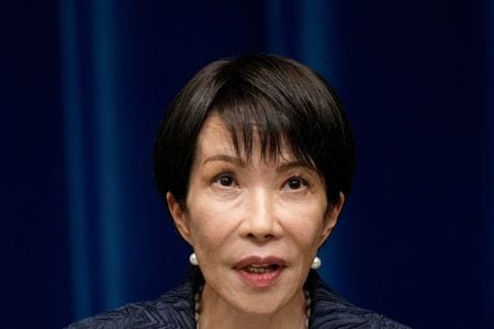 高市早苗首相は２７日の経済財政諮問会議で、成長型経済への転換を図るにあたり、２０２６年度予算は物価上昇を適切に反映した予算にすると述べた。写真は官邸で１０月撮影。（2025年 ロイター/Eugene Hoshiko/Pool via REUTERS）