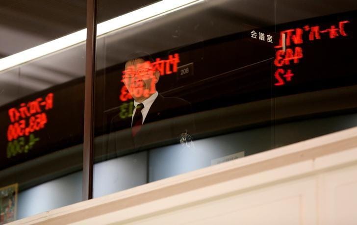 ２７日の東京株式市場で、日経平均株価は前営業日比３５７円３７銭高の１万９０２１円９７銭と反発して始まった。写真は２０１９年１２月、東京証券取引所で撮影（２０２０年　ロイター/Kim Kyung-Hoon）