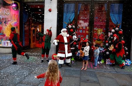 １１月１５日、今年の欧米の年末商戦は、玩具の販売不振が予想されている。ロンドンの玩具店前で９月撮影（２０２３年　ロイター/Peter Nicholls）