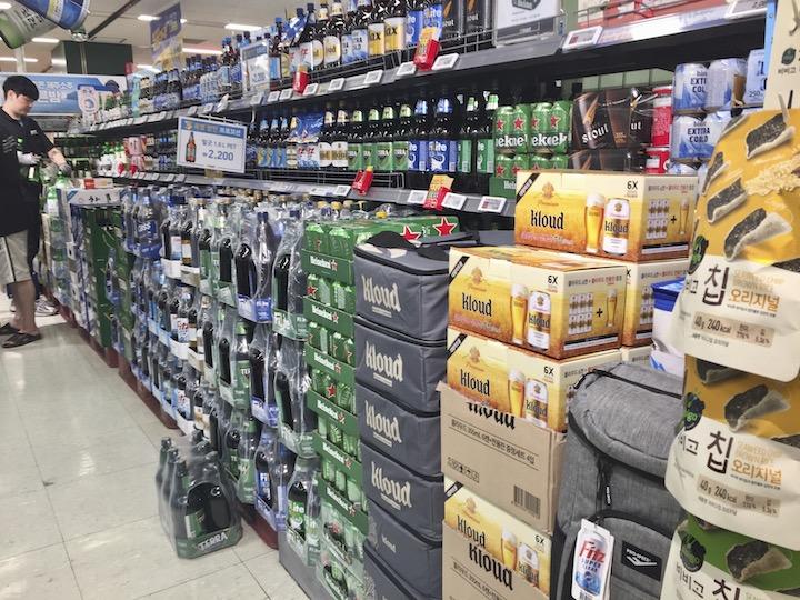 日本のビールはまったく置いていなかった......　撮影：佐々木和義