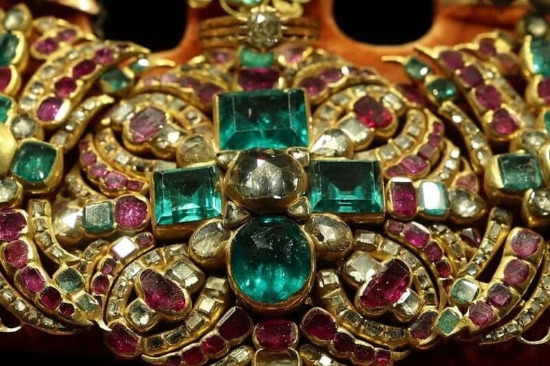 ナポリの「サン・ジェンナーロの宝物」に収められた首飾り。１０月２３日撮影（２０２５年　ロイター/Ciro De Luca）