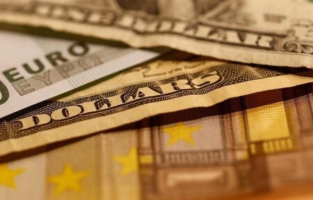 　７月１８日、終盤のニューヨーク外為市場では、ドルが他の主要通貨に対してほぼ全面安となった。２０１６年１０月撮影（２０１７年　ロイター/Leonhard Foeger）