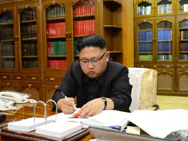 ７月５日、北朝鮮は大型核弾頭が搭載可能で新たに開発された大陸間弾道ミサイル（ＩＣＢＭ）の実験を実施し、弾頭を大気圏に再突入させる技術が検証されたと発表した。朝鮮中央通信（ＫＣＮＡ）が報じた。写真はＫＣＮＡが４日提供した、ＩＣＢＭ発射実験の実施命令を下す北朝鮮の金正恩朝鮮労働党委員長（２０１７年　ロイター）