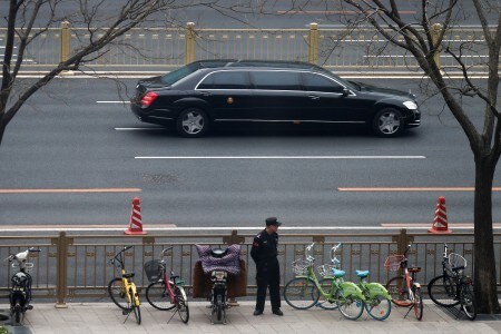 　３月２７日、関係筋や各種報道によると、２６日に列車で北京を訪れた北朝鮮の要人の一行には金正恩朝鮮労働党委員長が含まれていたもよう。写真は北朝鮮の要人を乗せているとみられる車。北京で撮影（２０１８年　ロイター/Damir Sagolj）