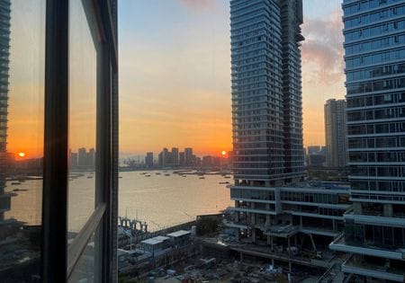 １月２５日、中国の国有不動産企業は資金繰りに苦しむ民間デベロッパーからより多くの資産を取得する見込み──。深センで２０２１年１１月撮影（２０２２年　ロイター/David Kirton）