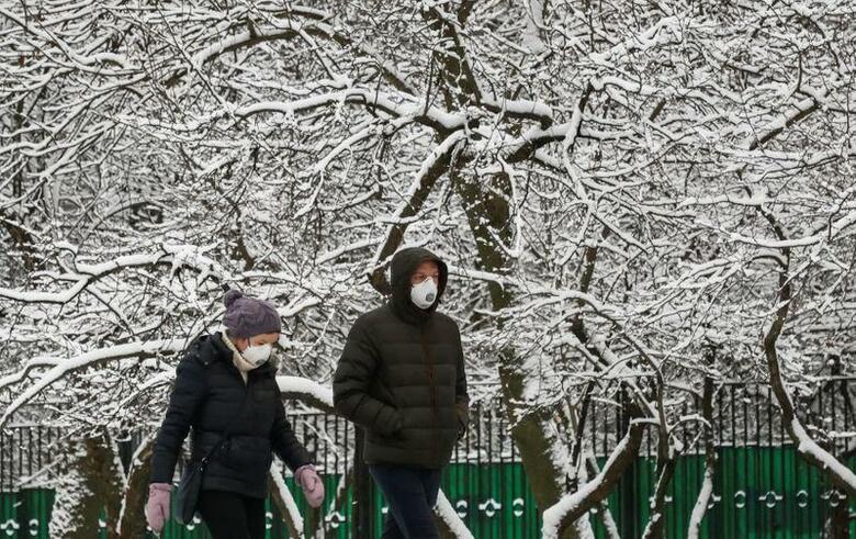 ロシア連邦統計局が発表した2020年の新型コロナウイルス関連の死者数は16万2429人と、世界で3番目の多さになった。モスクワで2020年11月撮影（2021年　ロイター/Maxim Shemetov）