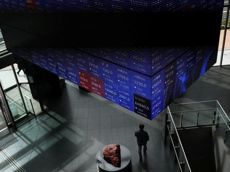 写真は3月4日、都内の株価ボード前で撮影。REUTERS/Issei Kato
