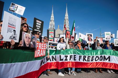 カナダ外務省は３１日、抗議活動が広がるイランでデモ参加者の抑圧や逮捕に関与したとして政府高官など個人と団体を新たに制裁対象としたと発表した。資料写真、オンタリオ州オタワで行われたイランの女性を支援するデモ、１０月撮影（２０２２年　ロイター／Spencer Colby）