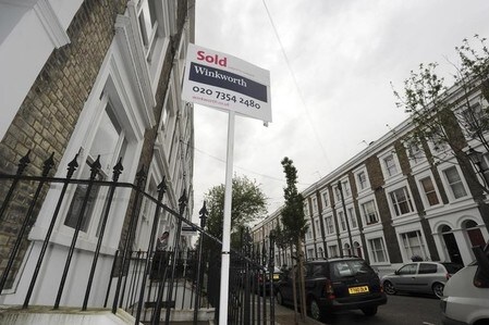 　８月１０日、不動産分野の専門家団体である英国王立チャータード・サベイヤーズ協会（ＲＩＣＳ）によると、７月の英住宅価格の伸びは約４年ぶり低水準となった。住宅販売件数は、物件の供給不足と政治の先行き不透明感を背景に低調となった。写真はロンドンで２０１０年４月撮影（２０１７年　ロイター／Paul Hackett）