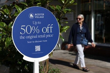 イングランド銀行（英中央銀行）が公表した８月の意思決定者パネル調査によると、国内企業が６─８月に予想した今後１年間の値上げ率は３．６％で、２０２１年９月以降で最低となった。オックスフォードシャーの小売店舗で８月撮影。（２０２４年　ロイター/Hollie Adams/File Photo）