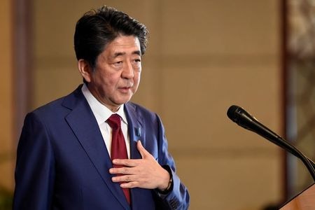 　複数の機関投資家団体は、安倍首相（写真）に公開書簡を送り、温室効果ガス排出量を一段と削減するよう求めた。さ２０１９年１２月、成都で代表撮影（２０２０年　ロイター）