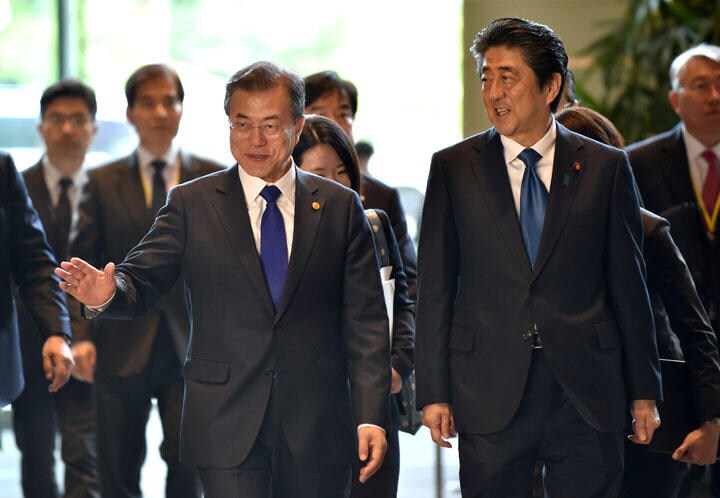 2018年5月、来日した韓国の文在寅大統領（左）を官邸で出迎えた安倍晋三首相　Kazuhiro Nogi-Pool-REUTERS