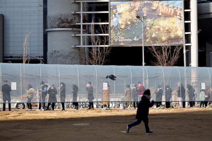 １日の新規感染者数が7000人を超え、臨時のPCR検査センターに並ぶ韓国人（12月8日、ソウル）　Heo Ran- REUTERS