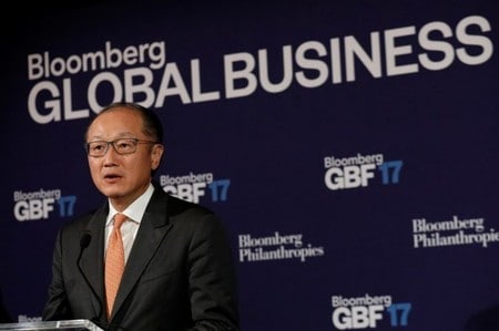　１０月５日、世界銀行のジム・ヨン・キム総裁は、世銀グループの融資機関である国際復興開発銀行の増資について、加盟１８９カ国の「大多数」が支持していると表明、近く増資の最終決定の期日を設定したいと語った。写真は９月、ニューヨークで発言する同総裁（２０１７年　ロイター/Brendan McDermid）