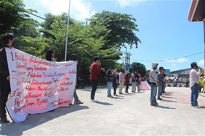 判決当日は支援者らが裁判所の前で無条件での釈放を求める抗議活動を行った。　REUTERS