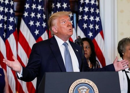 トランプ米大統領は１８日、１１月の大統領選で大規模な郵便投票が実施されれば多くの問題を引き起こす恐れがあり、選挙のやり直しもあり得るという考えを示した（２０２０年　ロイター/CARLOS BARRIA）