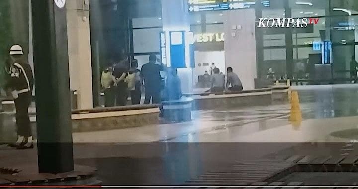 ハワイ発ANA便から降りてきたエディ・プラボウォ海洋水産相が拘束されたようす　KOMPASTV / YouTube