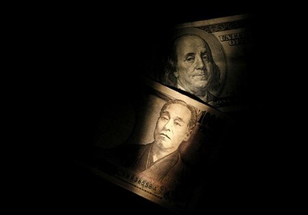 　９月２３日、午後３時のドル／円は、ニューヨーク市場午後５時時点に比べ、小幅にドル高／円安の１０１円付近。日米金融政策イベントを通過し、ドルは朝方１００．６９円付近まで下落したが、まもなく１０１円台前半に反発した。ロンドン勢の参入に伴い、再び１００円台後半に押し戻されている。写真は都内で２０１３年２月撮影（２０１６年　ロイター／Shohei Miyano）