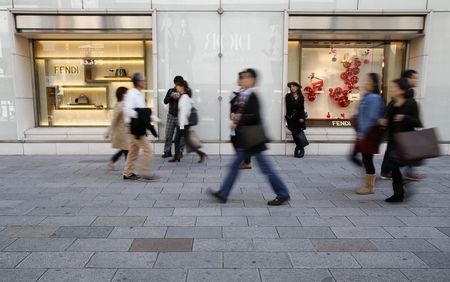 　２月１日、大手百貨店４社がに発表した１月の売上高速報は、２社が増収、２社が減収とまちまちとなった。化粧品などを中心に、訪日外国人によるインバウンド需要は好調に推移している。銀座で２０１４年１１月撮影（２０１６年　ロイター/Yuya Shino）