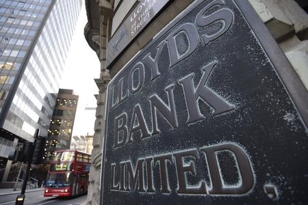 ５月１５日、英政府は銀行大手ロイズ・バンキング・グループの持ち株売却計画で、当初期限の６月末以降も売却を継続し一段と保有株を減らすことを検討していることが分かった。写真は２０１４年１２月、ロンドンで（２０１５年　ロイター/Toby Melville）