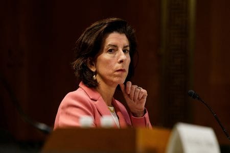 　５月１６日、レモンド米商務長官（写真）は、中国などの炭素集約型鉄鋼に障壁を設ける「グリーンスチール」協定を欧州連合（ＥＵ）などと結ぶことにバイデン政権が注力していると述べた。写真はワシントンで撮影（２０２３年　ロイター／Elizabeth Frantz）